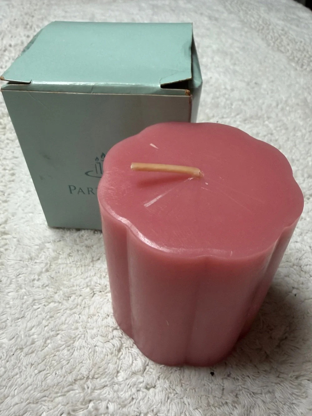 NWT Partylite 3” x 3” Scalloped Pillar Candle in “Strawberry Fields”